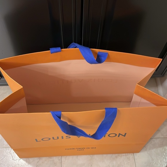 LARGE LOUIS VUITTON SHOPPING BAG! 19 inches by 16 inches! - Picture 4 of 6